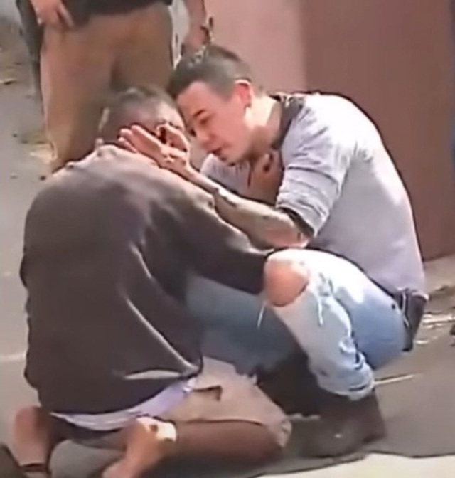 Con gái bị xe đâm nguy kịch, người bố có hành động khiến tài xế gây tai nạn bật khóc - 1