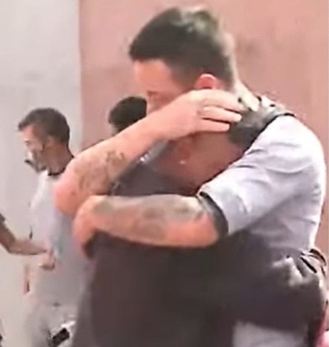 Con gái bị xe đâm nguy kịch, người bố có hành động khiến tài xế gây tai nạn bật khóc - 2