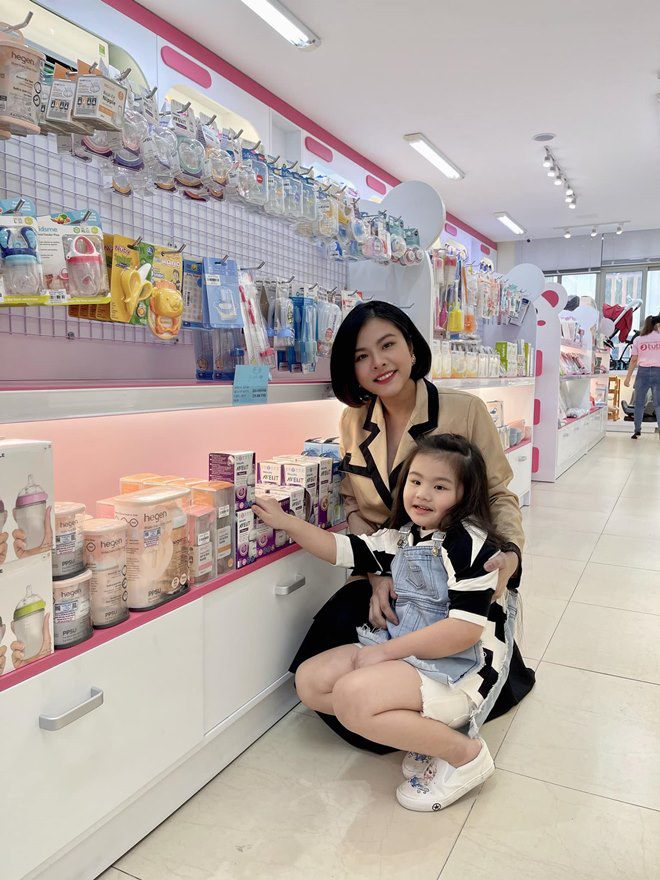 Con gái xinh đẹp của Vân Trang ra dáng làm chị khi chăm em sinh đôi, nhìn tay là biết - 10