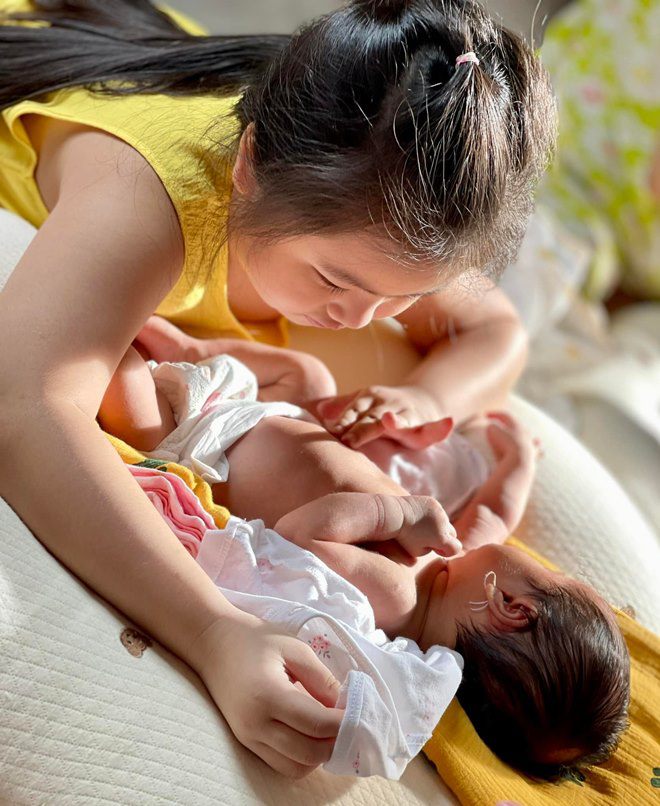 Con gái xinh đẹp của Vân Trang ra dáng làm chị khi chăm em sinh đôi, nhìn tay là biết - 3