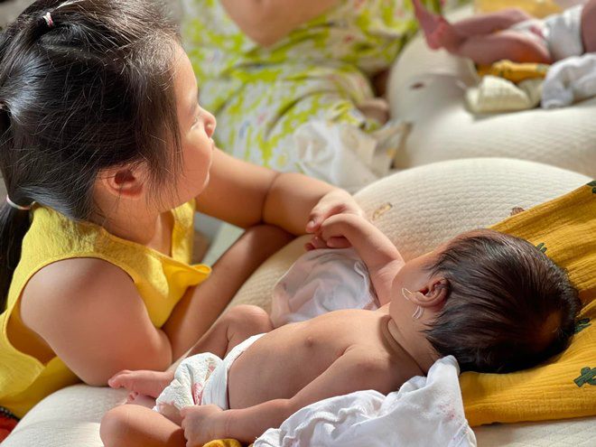 Con gái xinh đẹp của Vân Trang ra dáng làm chị khi chăm em sinh đôi, nhìn tay là biết - 1