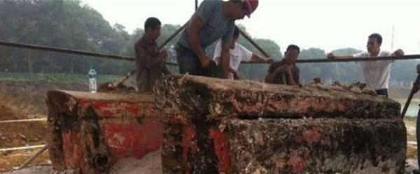 Dân làng đào được 2 chiếc quan tài đỏ liền đốt để giải xui, chuyên gia thốt lên: amp;#34;Quá phíamp;#34; - 1