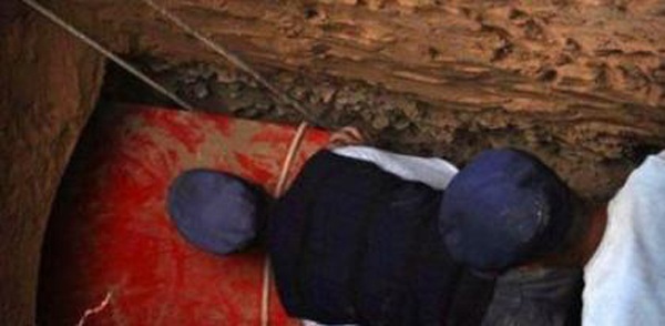 Dân làng đào được 2 chiếc quan tài đỏ liền đốt để giải xui, chuyên gia thốt lên: amp;#34;Quá phíamp;#34; - 2
