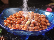 Bếp Eva - Rang lạc, sai lầm khi thêm muối ngay khi cho ra khỏi chảo, thêm bước nữa lạc mới giòn ngon