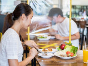 Eva tám - 5 phép lịch sự khi đi ăn hàng mùa dịch ai cũng cần biết