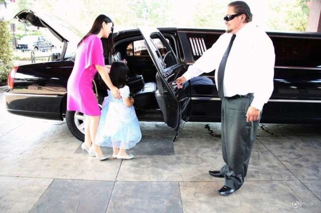 Còn ít tuổi, Vương Thi Linh đã có lái xe riêng và có người mở cửa giúp. 