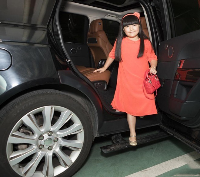 Cô bé cũng có bộ sưu tập đồ hàng hiệu. 