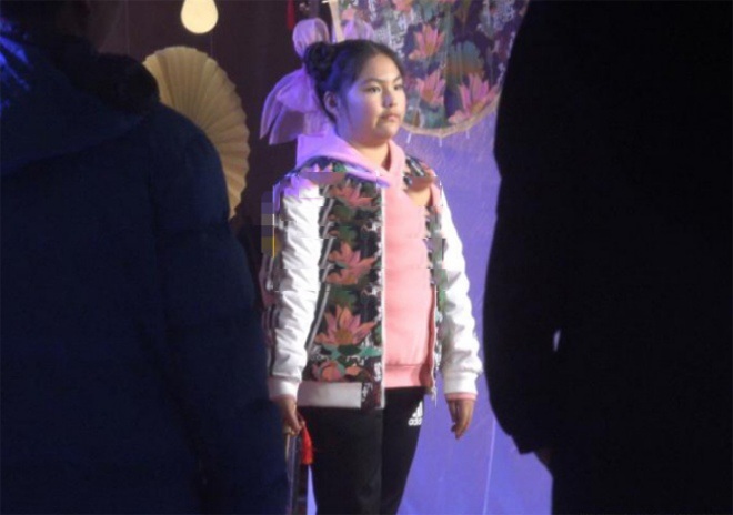 Ở tuổi dậy thì, Vương Thi Linh thay đổi chóng mặt.