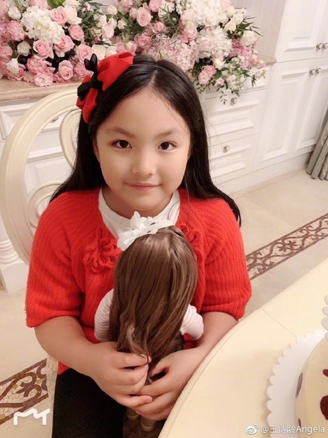 Vương Thi Linh sinh ra đã được bố mẹ bao bọc. 