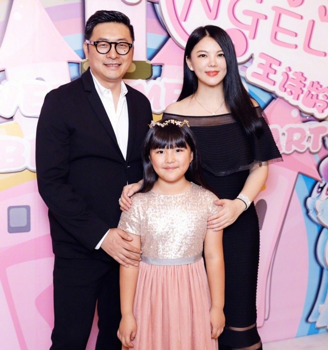 Cặp đôi rất yêu chiều và quan tâm đến con gái. 