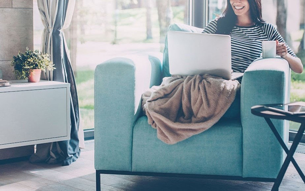 Học cách nói về tiền bạc một cách cởi mở và tích cực hơn sẽ đặt những bước đầu vững chãi cho hành trình làm chủ tài chính cá nhân. Nguồn ảnh: @dailyfemme.