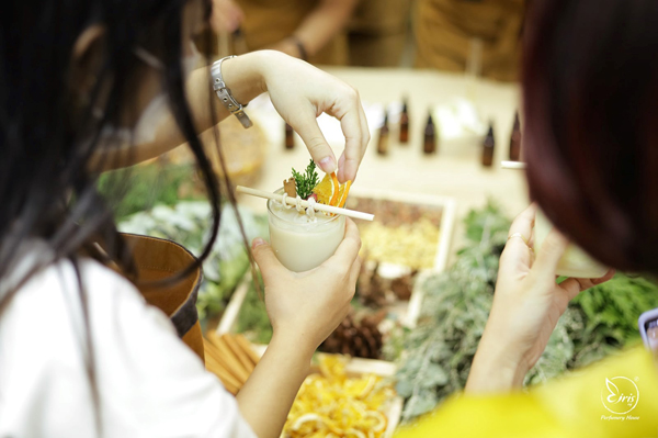 Một buổi workshop làm nến thơm Giáng sinh do Vibeji tổ chức (Nguồn ảnh: Fanpage Vibeji)