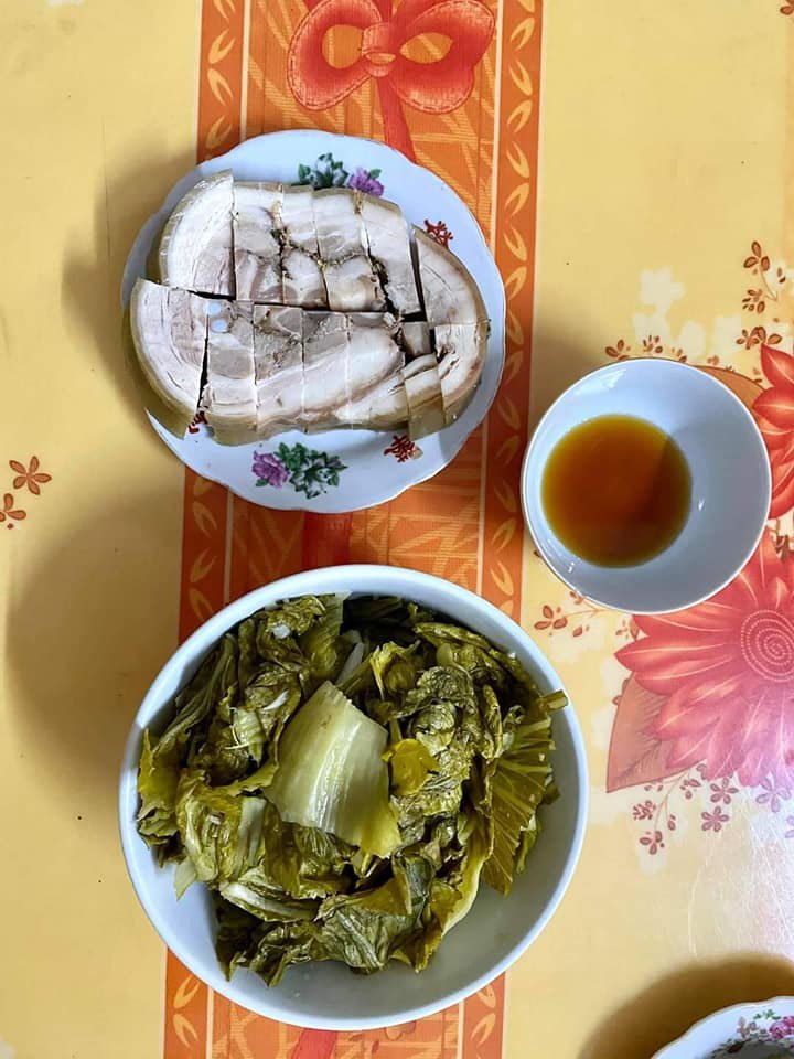 Giò nây thường được ăn kèm với hành muối hoặc dưa muối. Ảnh: Phạm Thị Lụa/VietNamNet.