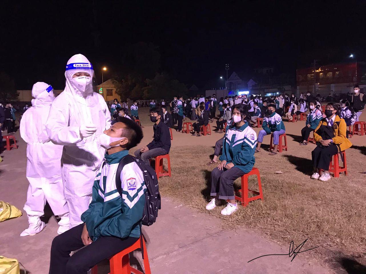 Ban Chỉ đạo phòng chống Covid-19 huyện Kỳ Sơn có mặt trực tiếp buổi lấy mẫu.