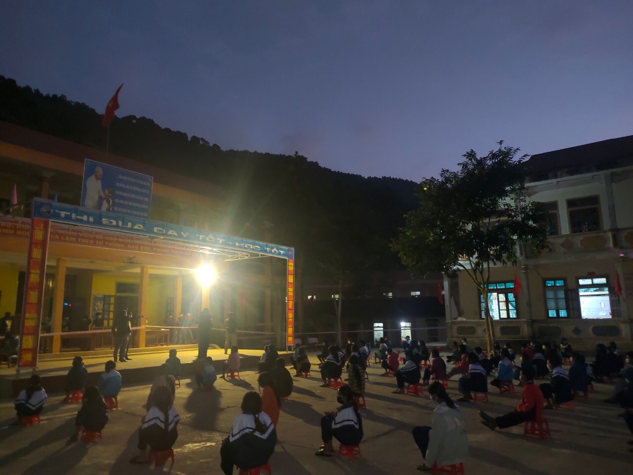 Học sinh Trường phổ thông dân tộc bán trú - THCS Bảo Nam xét nghiệm sau khi nhận thông tin về bệnh nhân Covid-19.