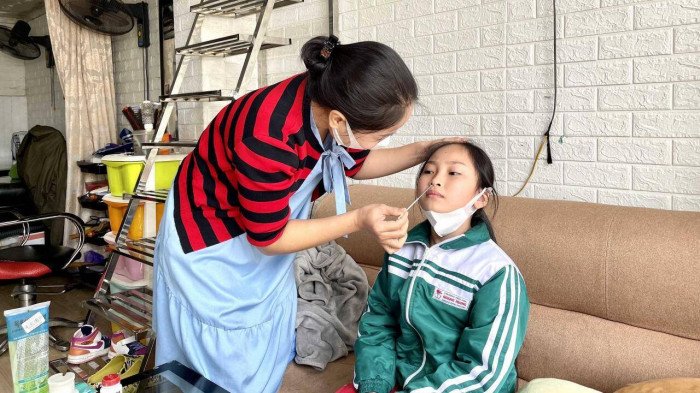 Nhiều phụ huynh trên địa bàn Quảng Ninh tự test nhanh kiểm tra sức khỏe cho con, em mình