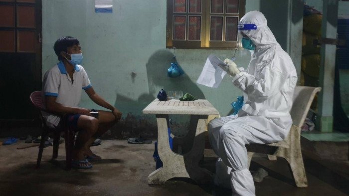 Nhân viên Trạm y tế lưu động chăm sóc bệnh nhân Covid-19 (F0) không triệu chứng tại nhà. (Ảnh minh họa)