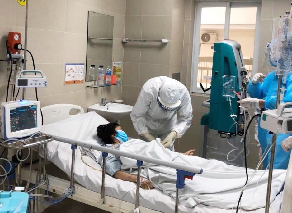 Các bác sĩ cấp cứu cho bệnh nhân nhiễm Covid-19 tại Bệnh viện Bệnh nhiệt đới Trung ương cơ sở 2. Ảnh: Thạch Thảo