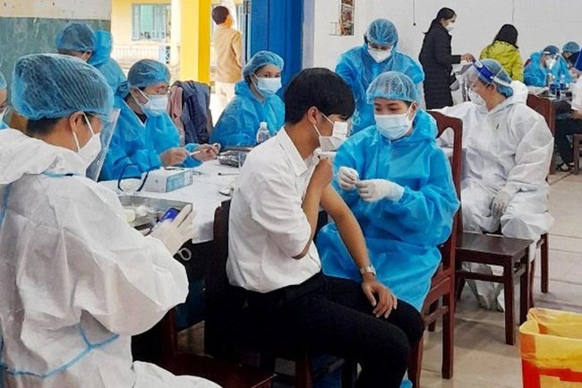 Tiêm vaccine Covid-19 cho học sinh ở Thừa Thiên Huế. Ảnh: CTV.