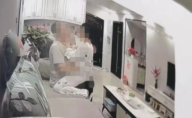 Đi công tác lo cho vợ nên lắp camera, chồng sững sờ phát hiện bí mật vợ giấu 7 năm - 1