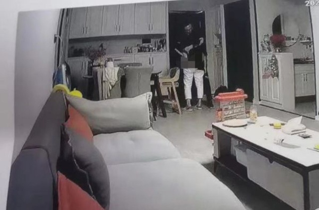Đi công tác lo cho vợ nên lắp camera, chồng sững sờ phát hiện bí mật vợ giấu 7 năm - 2