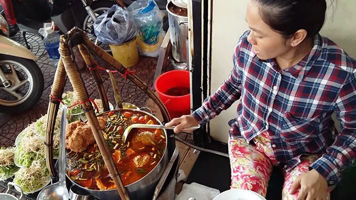 Gánh bún 40 năm khiến vạn người mê bằng công thức bí mật, giá đắt mà khách nườm nượp - 1