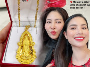 Thời trang - Phạm Hương tặng dây chuyền vàng cho mẹ, món quà hợp với các mẹ các bà dịp này