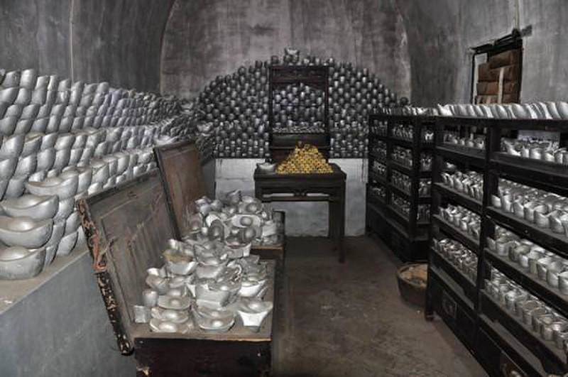 Vàng bạc châu báu chất đầy phủ Hòa Thân.