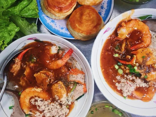 Quán hủ tiếu 75 năm khách ra vào không ngớt, gây nghiện nhờ một thứ bí mật