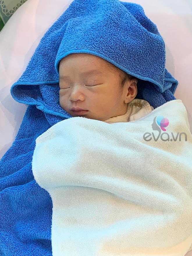  Có thể thấy cháu trai của MC Diệp Chi mới sinh đã rất khôi ngô, nét nào ra nét ấy.
