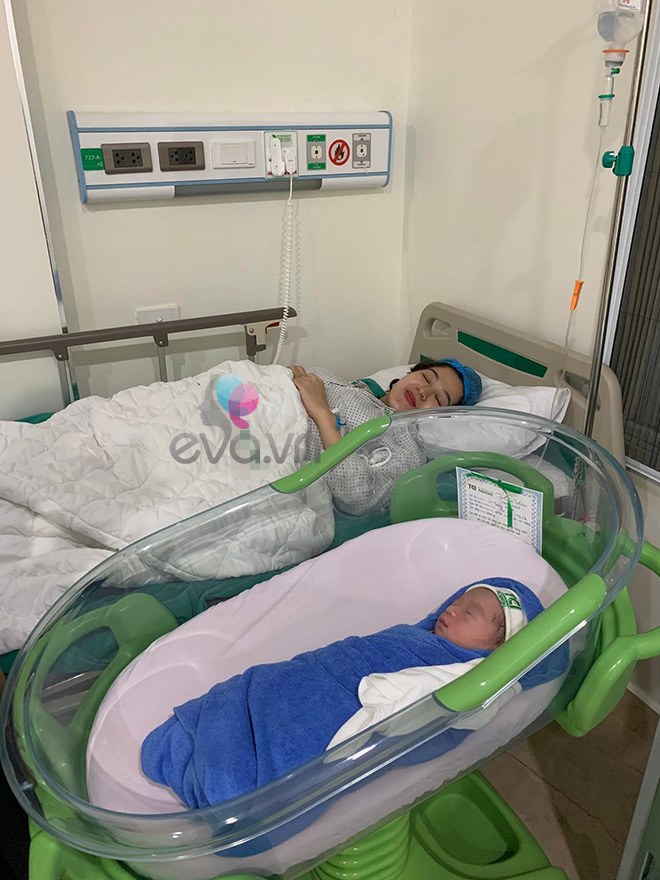 Mới đây, cô chia sẻ những bức ảnh đầu tiên sau khi vượt cạn.