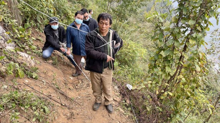 Đối tượng Giàng A Vử tại hiện trường.