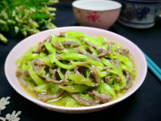 Bếp Eva - Phần này của xà lách toàn vứt đi nhưng đem xào với thịt bò vừa bổ lại ngon bất chấp