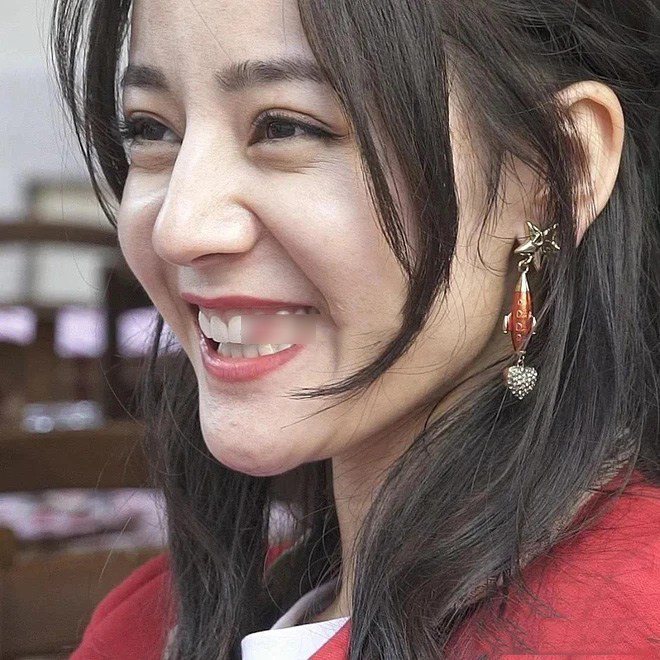 Bức ảnh cận mặt của cô khiến fan giật mình.