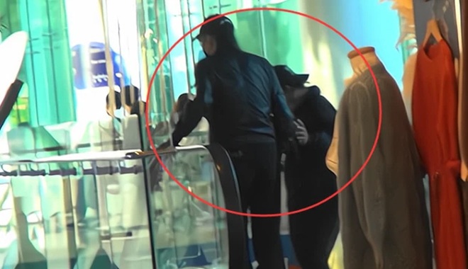 Tạ Hiền phải cần người dìu đỡ mới có thể đi lại dễ dàng.