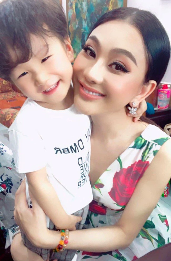 Lâm Khánh Chi làm mẹ đơn thân, con trai từng được khen “giống bố” dù không chung huyết thống - 6