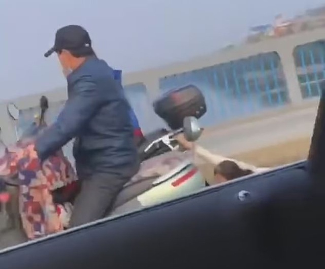 Sự thật sau hình ảnh vợ bám đuôi xe máy chồng, bị kéo lê trên đường rách toạc quần áo - 2