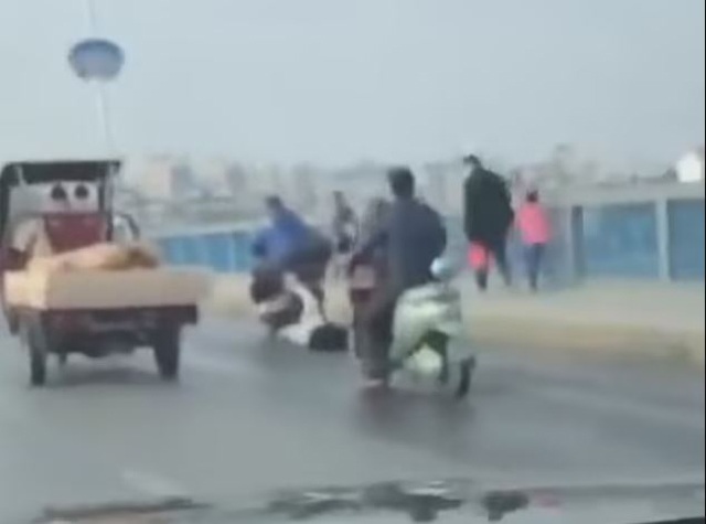 Sự thật sau hình ảnh vợ bám đuôi xe máy chồng, bị kéo lê trên đường rách toạc quần áo - 3