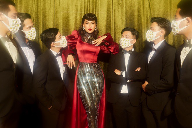 Nữ ca sĩ có nhiều màn thể hiện vũ đạo trong Thơm.