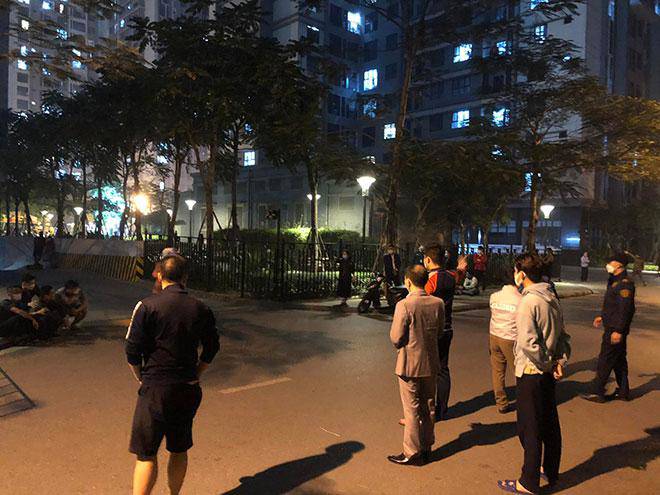 Người dân theo dõi sự việc