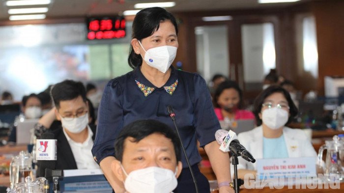 Bà Nguyễn Thị Huỳnh Mai, Chánh văn phòng Sở y tế TP.HCM trả lời báo chí