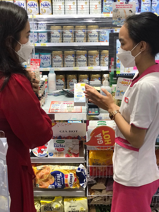 Nhân viên tư vấn cho khách hàng