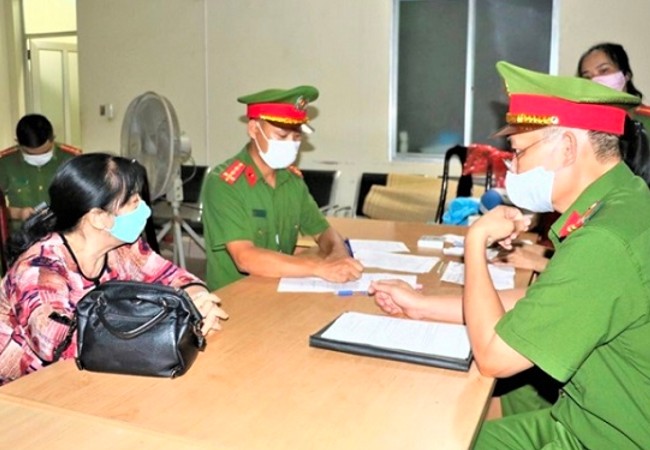 Cơ quan công an đọc lệnh khởi tố, bắt tạm giam vợ chồng ông  Nguyễn Đình Khang