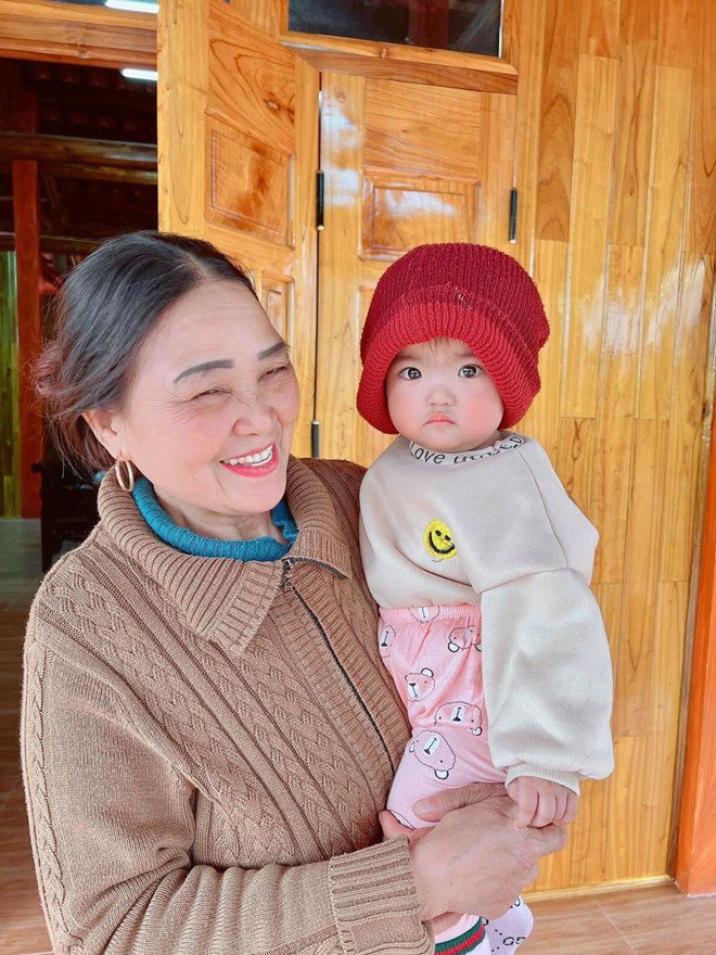 Ái nữ nhà nam danh hài được nhận xét giống bà nội như đúc.