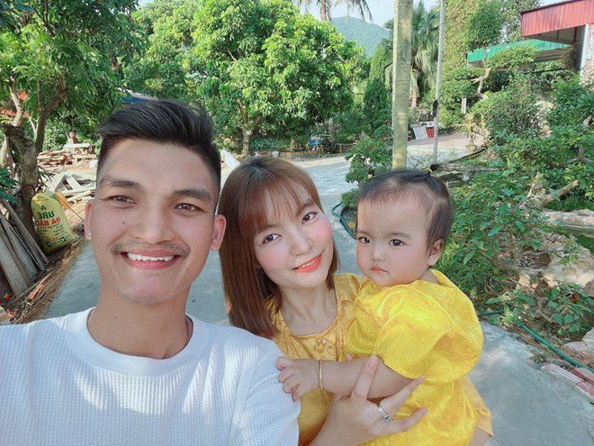 Minnie ngày càng bụ bẫm dễ thương, khác hẳn lúc vừa mới sinh ra thiếu cân, thiếu tháng.