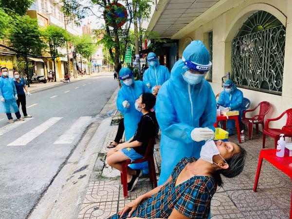 TP.HCM đề nghị chi viện khẩn 3.000 nhân viên y tế trước tình hình số ca mắc COVID-19 mới có xu hướng tăng, tỷ lệ bệnh nhân nặng cũng tăng cao. Ảnh minh họa: VietNamNet