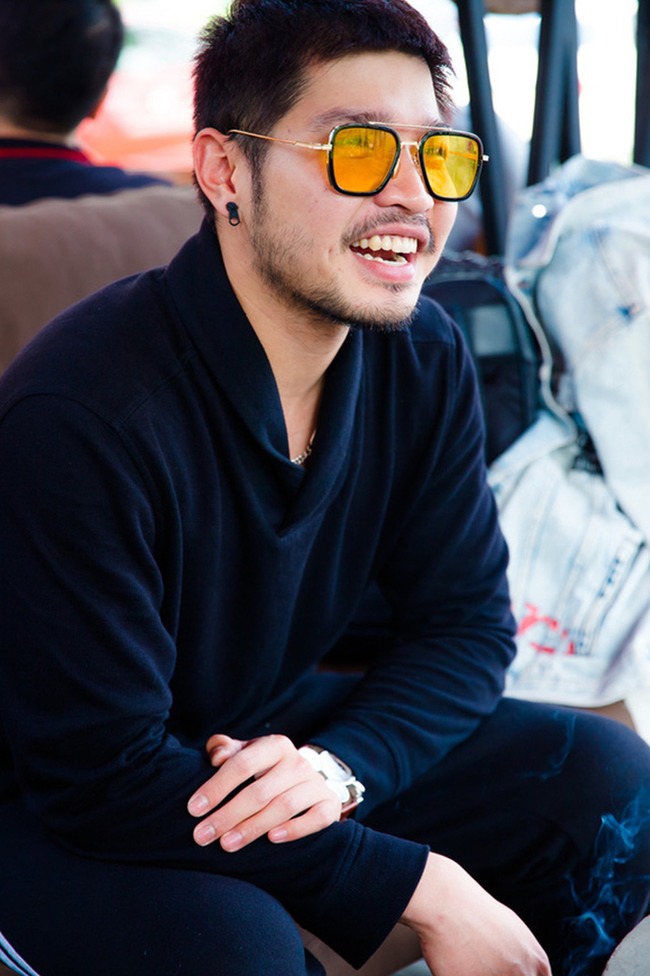 Vừa làm diễn viên, Mạnh Đạt vừa tranh thủ chạy xe ôm, đi giao hàng.