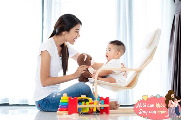 Dù cha mẹ đang làm gì cũng có thể trò chuyện với bé, tranh thủ thời gian chờ xe buýt, hẹn bác sĩ, trong bữa ăn, đi mua sắm... để trò chuyện với con.