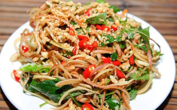 Gỏi hoa chuối là món ăn dân dã nhất trong những món được chế biến từ loại rau này.
