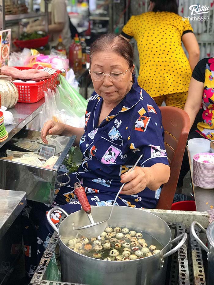 Quán trứng vịt lộn tồn tại hơn 10 năm mà đông kín khách, ngày bán hết veo hàng nghìn quả - 1